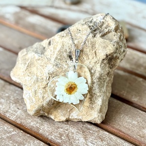 Pandantiv handmade din rasina si flori naturale presate - Margareta - bijuterii - coliere - coliere cu pandantive - Artynos.ro