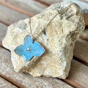 Pandantiv rasina Colier handmade hortensie albastra - bijuterii - coliere - coliere cu pandantive - Artynos.ro
