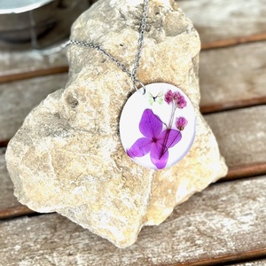 Pandantiv handmade din rasina si flori naturale presate - Hortensie mov - bijuterii - coliere - coliere cu pandantive - Artynos.ro
