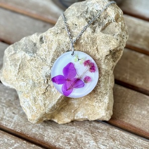 Pandantiv handmade din rasina si flori naturale presate - Hortensie mov - bijuterii - coliere - coliere cu pandantive - Artynos.ro