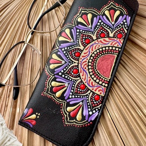 Etui pictat manual in tehnica punctului - Mandala Vibe, Geanta si husa, Portofele, huse, suporturi, Toc ochelari, Obiecte pictate, Pictura, ARTYNOS