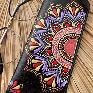 Etui pictat manual in tehnica punctului - Mandala Vibe - geantă și husă - portofele, huse, suporturi - toc ochelari - Artynos.ro