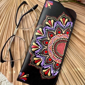 Etui pictat manual in tehnica punctului - Mandala Vibe - geantă și husă - portofele, huse, suporturi - toc ochelari - Artynos.ro