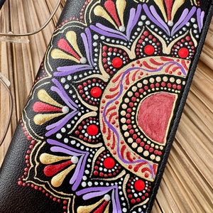 Etui pictat manual in tehnica punctului - Mandala Vibe - geantă și husă - portofele, huse, suporturi - toc ochelari - Artynos.ro