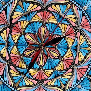 Ceas de perete pictat manual pe disc de vinil reciclat - Model Mandala Floral - casă & stil de viață - accesorii pentru decorat casa - decorațiuni de pereți, decorațiuni suspendate - ceasuri de perete - Artynos.ro