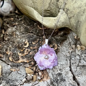 Pandantiv din rasina cu floare naturala de Hortensie - bijuterii - coliere - pandative - Artynos.ro Pandantiv din rasina cu floare naturala de Hortensie - bijuterii - coliere - pandative - Artynos.ro