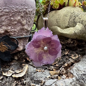 Pandantiv din rasina cu floare naturala de Hortensie - bijuterii - coliere - pandative - Artynos.ro Pandantiv din rasina cu floare naturala de Hortensie - bijuterii - coliere - pandative - Artynos.ro