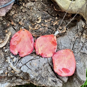 Set Colier si cercei din rasina si petale naturale de trandafir - bijuterii - seturi de bijuterii - Artynos.ro
