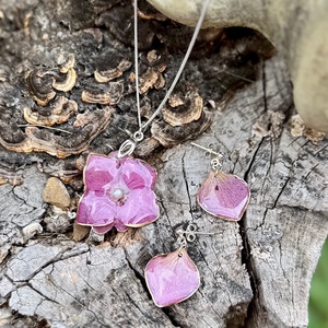 Set Argint Colier si cercei din rasina si flori naturale de Hortensie - bijuterii - seturi de bijuterii - Artynos.ro
