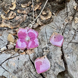 Set Argint Colier si cercei din rasina si flori naturale de Hortensie - bijuterii - seturi de bijuterii - Artynos.ro