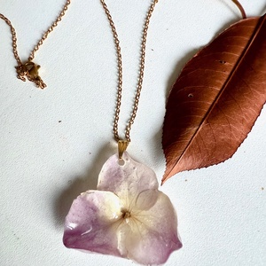 Pandantiv handmade unicat cu floare naturala de hortensie si rasina. - bijuterii - coliere - pandative - Artynos.ro Pandantiv handmade unicat cu floare naturala de hortensie si rasina. - bijuterii - coliere - pandative - Artynos.ro