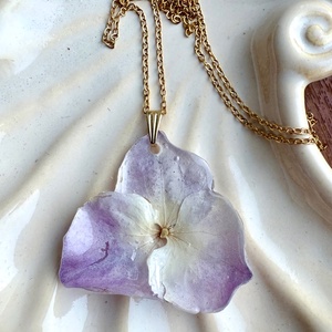 Pandantiv handmade unicat cu floare naturala de hortensie si rasina. - Artynos.ro