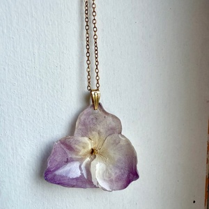 Pandantiv handmade unicat cu floare naturala de hortensie si rasina. - bijuterii - coliere - pandative - Artynos.ro Pandantiv handmade unicat cu floare naturala de hortensie si rasina. - bijuterii - coliere - pandative - Artynos.ro