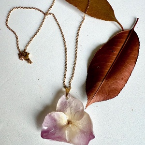 Pandantiv handmade unicat cu floare naturala de hortensie si rasina. - bijuterii - coliere - pandative - Artynos.ro Pandantiv handmade unicat cu floare naturala de hortensie si rasina. - bijuterii - coliere - pandative - Artynos.ro