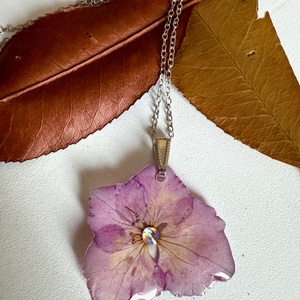 Pandantiv rasina Colier handmade cu hortensie mov - bijuterii - coliere - pandative - Artynos.ro Pandantiv rasina Colier handmade cu hortensie mov - bijuterii - coliere - pandative - Artynos.ro