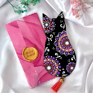 Semn de carte din piele naturala pictat in tehnica punctului - Mandala Pisicuta Kaly, Carti si creatii cu tematica muzicala, cadouri, Semn de carte, Obiecte pictate, Pictura, ARTYNOS