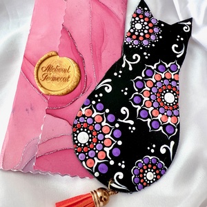 Semn de carte din piele naturala pictat in tehnica punctului - Mandala Pisicuta Kaly - cărți și creații cu tematică muzicală, cadouri - semn de carte - Artynos.ro