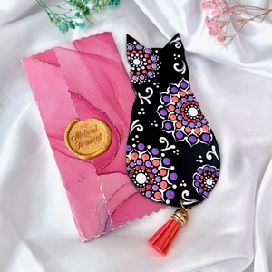 Semn de carte din piele naturala pictat in tehnica punctului - Mandala Pisicuta Kaly - cărți și creații cu tematică muzicală, cadouri - semn de carte - Artynos.ro