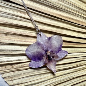 Pandantiv din argint si floare naturala orhidee in rasina - bijuterii - coliere - pandative - Artynos.ro