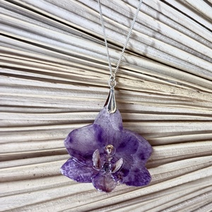 Pandantiv orhidee in rasina uv cu montura argint 925 - bijuterii - coliere - pandative - Artynos.ro