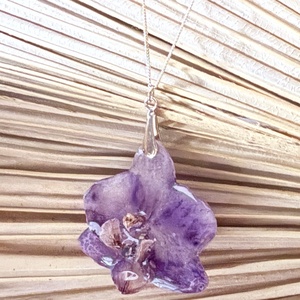 Pandantiv orhidee in rasina uv cu montura argint 925 - bijuterii - coliere - pandative - Artynos.ro