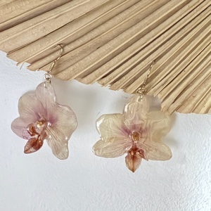 Cercei din rasina cu orhidee naturala si montura argint 925 - Artynos.ro