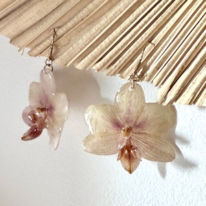 Cercei din rasina cu orhidee naturala si montura argint 925 - bijuterii - cercei din rășină - Artynos.ro