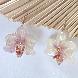 Cercei din rasina cu orhidee naturala si montura argint 925 - bijuterii - cercei din rășină - Artynos.ro