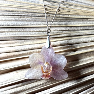 Pandantiv orhidee ivoire in rasina uv cu montura argint 925 - Artynos.ro