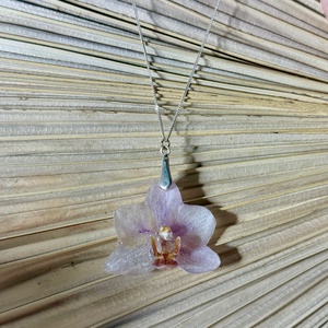 Pandantiv orhidee ivoire in rasina uv cu montura argint 925 - accesorii nuntă - bijuterii mireasă - colier mireasă - Artynos.ro
