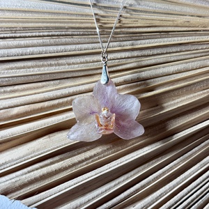 Pandantiv orhidee ivoire in rasina uv cu montura argint 925 - accesorii nuntă - bijuterii mireasă - colier mireasă - Artynos.ro