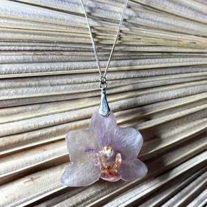 Pandantiv orhidee ivoire in rasina uv cu montura argint 925 - accesorii nuntă - bijuterii mireasă - colier mireasă - Artynos.ro