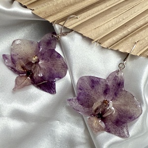 Cercei orhidee mini naturali în rășină montura argint farmec delicat al florilor presate - bijuterii - cercei din argint - Artynos.ro