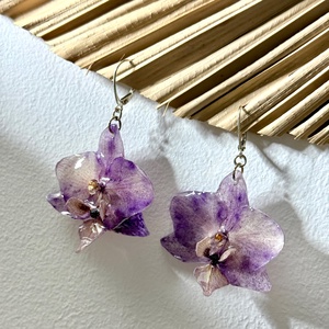 Cercei orhidee mini naturali in rasina montura argint farmec delicat al florilor presate - Artynos.ro