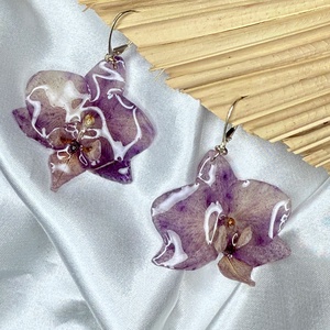 Cercei orhidee mini naturali în rășină montura argint farmec delicat al florilor presate - bijuterii - cercei din argint - Artynos.ro