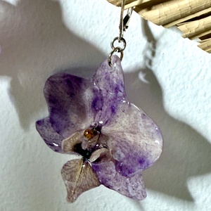 Cercei orhidee mini naturali în rășină montura argint farmec delicat al florilor presate - bijuterii - cercei din argint - Artynos.ro