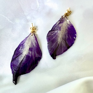 Cercei cu petale de gladiola mov si rasina, Bijuterii, Cercei, Cercei din rasina, Confectionarea bijuteriilor, ARTYNOS