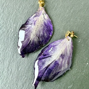 Cercei cu petale de gladiola mov si rasina - bijuterii - cercei - cercei din rășină - Artynos.ro