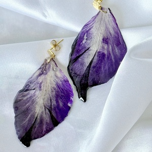 Cercei cu petale de gladiola mov si rasina - bijuterii - cercei - cercei din rășină - Artynos.ro