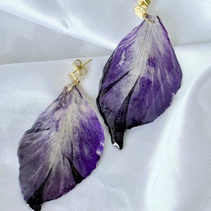 Cercei cu petale de gladiola mov si rasina - bijuterii - cercei - cercei din rășină - Artynos.ro