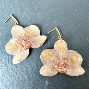 Cercei cu orhidee si rasina uv produs handmade - bijuterii - cercei - cercei din rășină - Artynos.ro