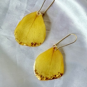 Cercei cu rasina si petale trandafir glaben - Artynos.ro