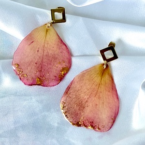 Cercei petale de trandafir roz si rasina - bijuterii - cercei - cercei din rășină - Artynos.ro