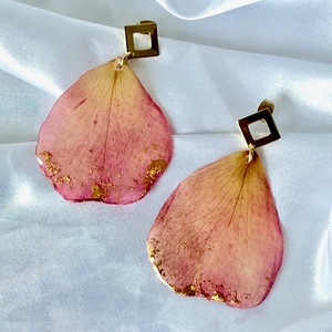 Cercei petale de trandafir roz si rasina - bijuterii - cercei - cercei din rășină - Artynos.ro