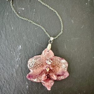 Pandantiv cu orhidde si rasina - Artynos.ro