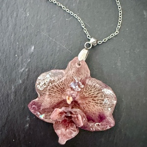 Pandantiv cu orhidde si rasina - bijuterii - coliere - pandative - Artynos.ro