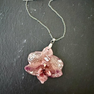 Pandantiv cu orhidde si rasina - bijuterii - coliere - pandative - Artynos.ro