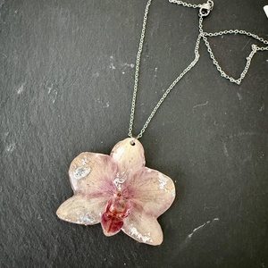 Colier orhidee naturala si rasina - bijuterii - coliere - pandative - Artynos.ro