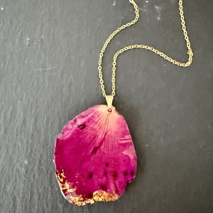 Pandantiv Petala trandafir si rasina uv - Artynos.ro