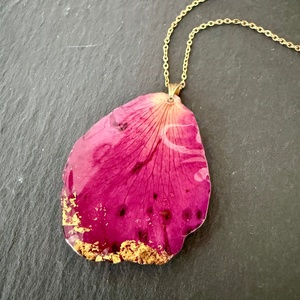 Pandantiv Petala trandafir si rasina uv - bijuterii - coliere - pandative - Artynos.ro